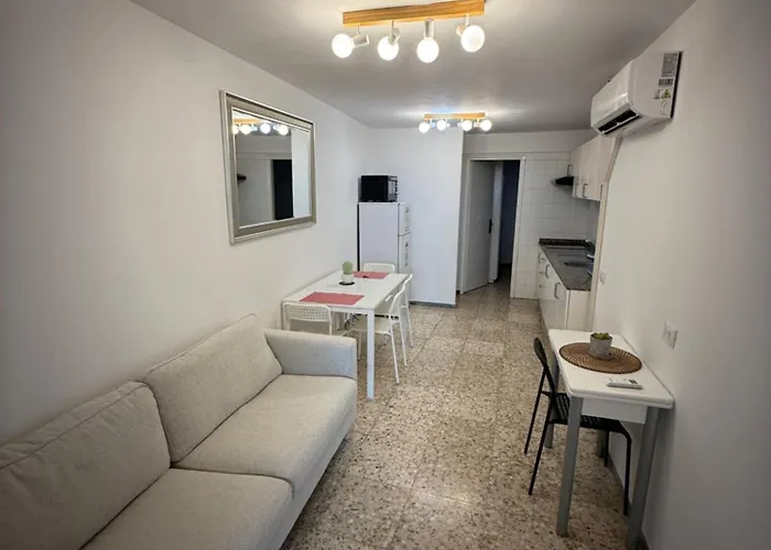 Lägenhet Lovely 2 Bedroom With Balcony *