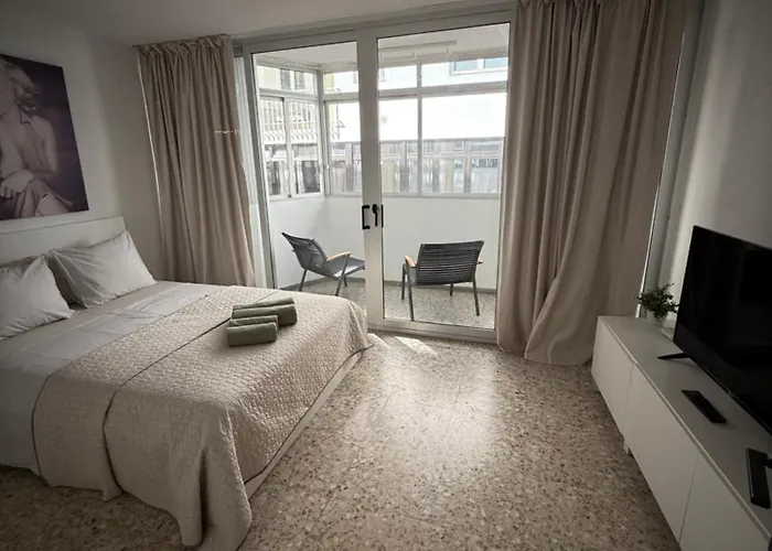 Lovely 2 Bedroom With Balcony